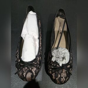 American Eagle Outfitters Lace-Up-Free Floral Lace Ballet Flats in Black &Beige.